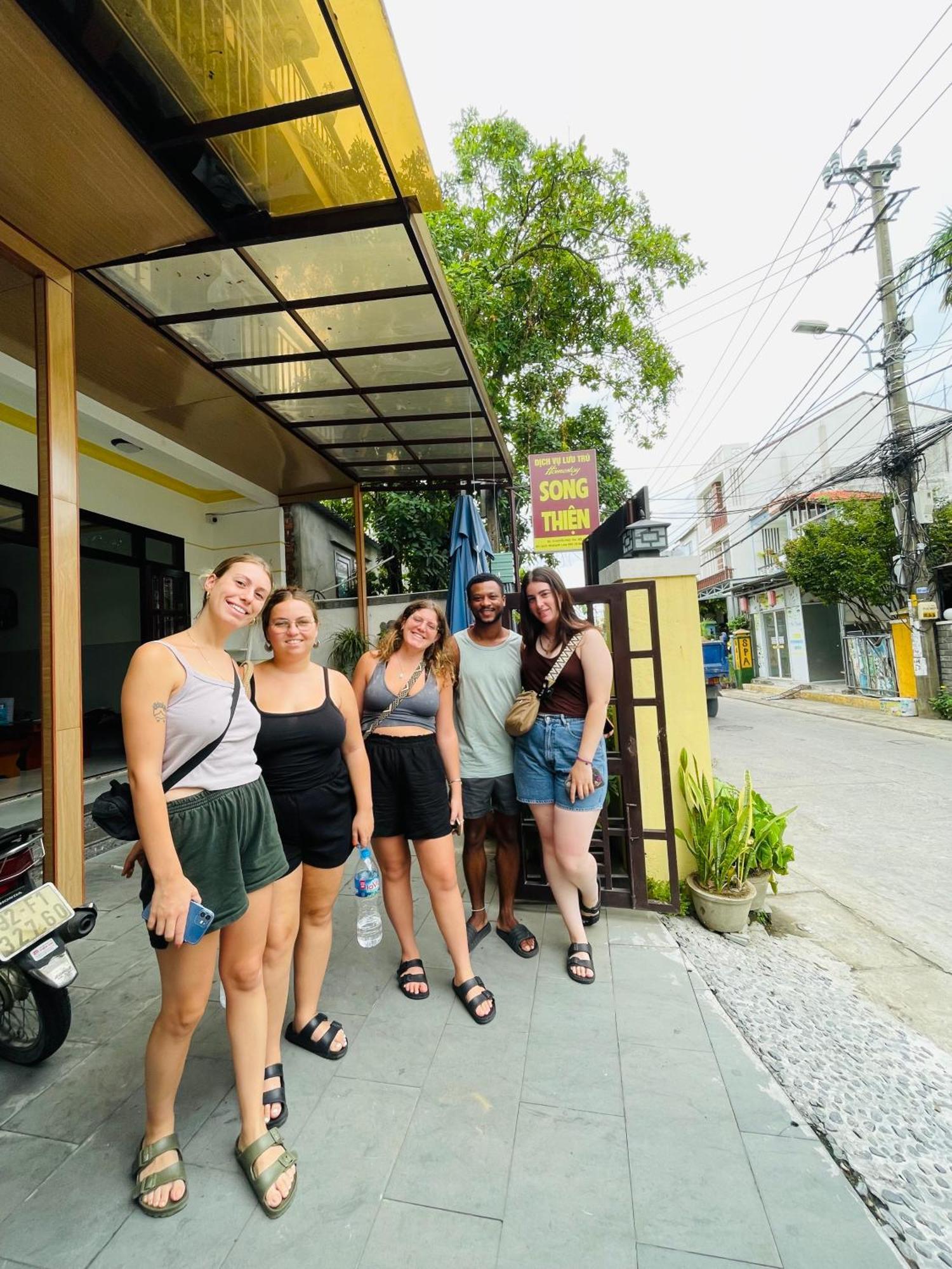 Song Thien Homestay Хойан Экстерьер фото
